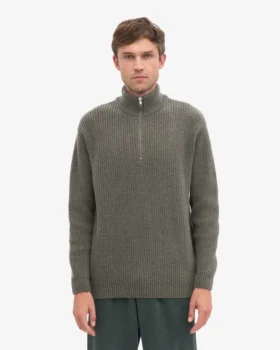 Pull col zippé en laine mérinos – Olive poussiéreux