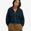 Sweat à capuche court zippé en coton bio - Bleu marine